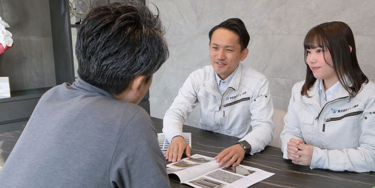 お客様の料金を説明している様子