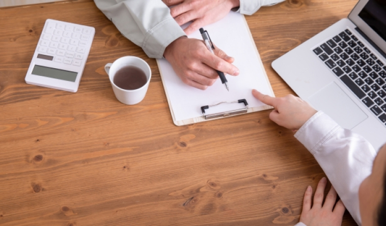 費用の詳細を説明している様子