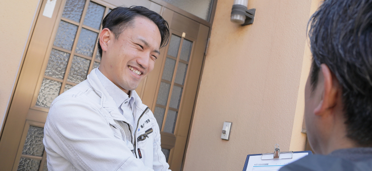 ご自宅前でお客様とお話ししている様子