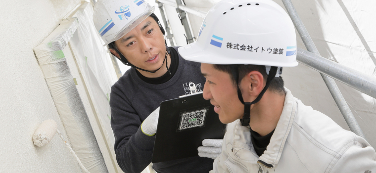 職人同士で確認している様子