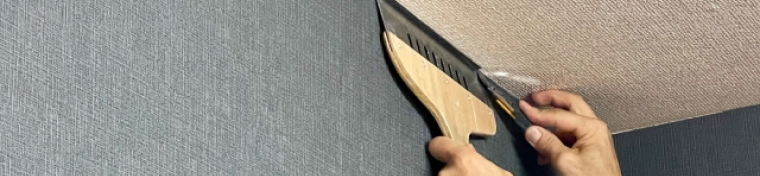 クロスの張り替え作業中