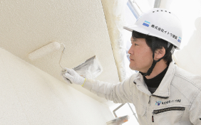 軒天に塗装している様子