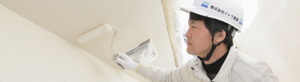 軒天に塗装している様子