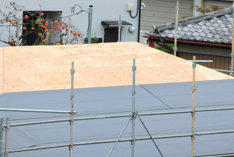 屋根葺き替え工事の様子