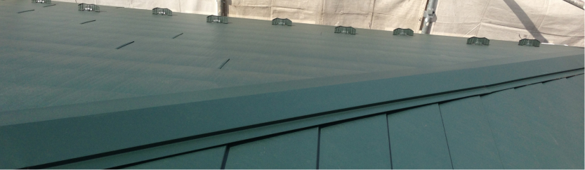 屋根葺き替え工事の様子