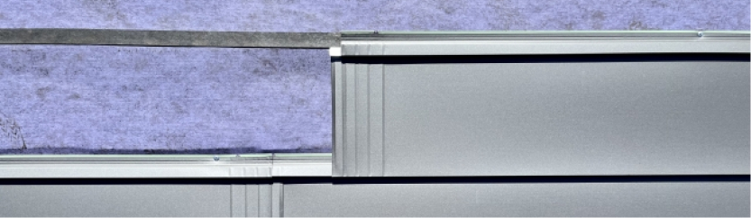 屋根カバー工法の様子