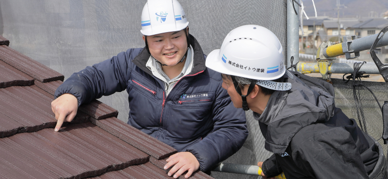 屋根の状態を確認している様子