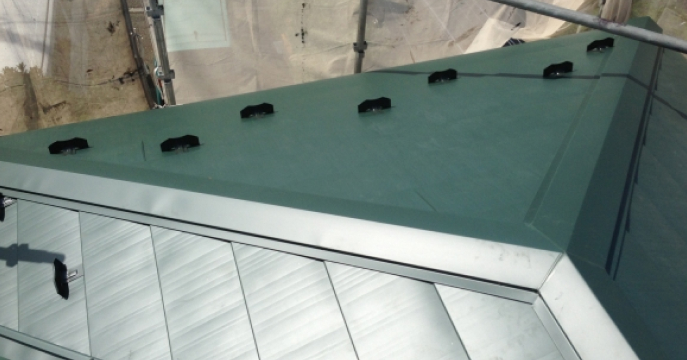 屋根材を新設している様子