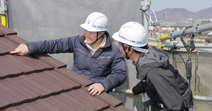 お客様と屋根を確認している様子