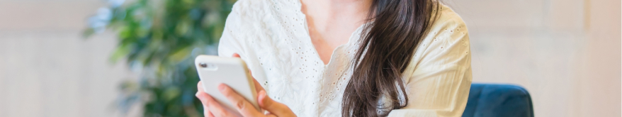 女性がスマホを触っている様子