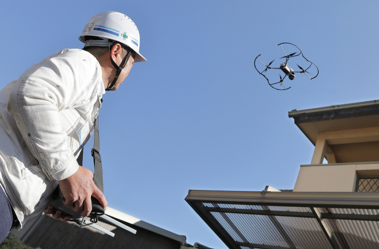 ドローンで屋根を点検している様子