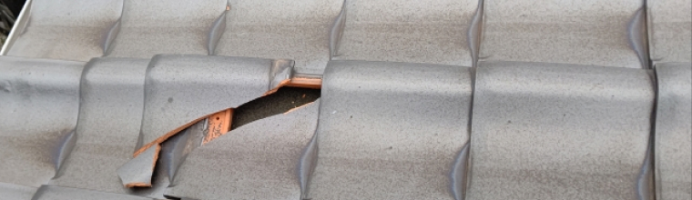 割れている瓦屋根