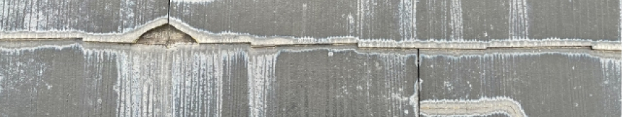 ひび割れたスレート屋根