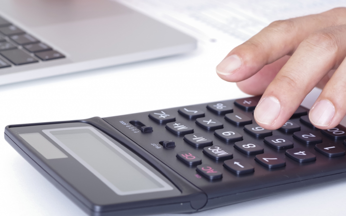 電卓で計算する様子