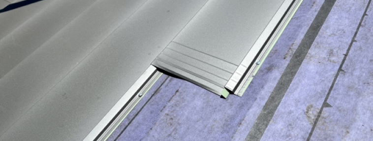 屋根カバー工法の様子