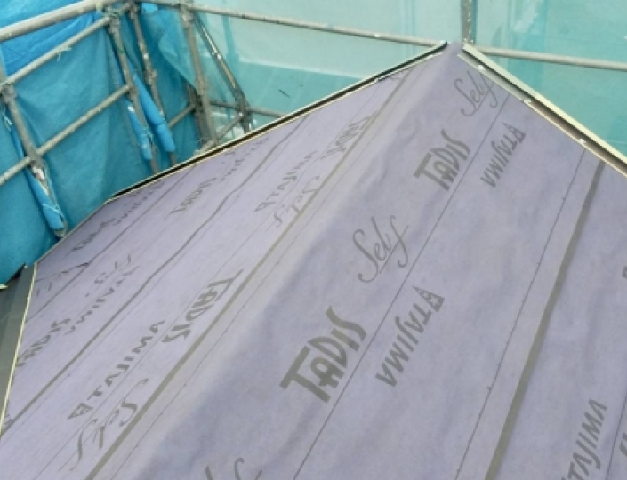 屋根カバー工法の様子