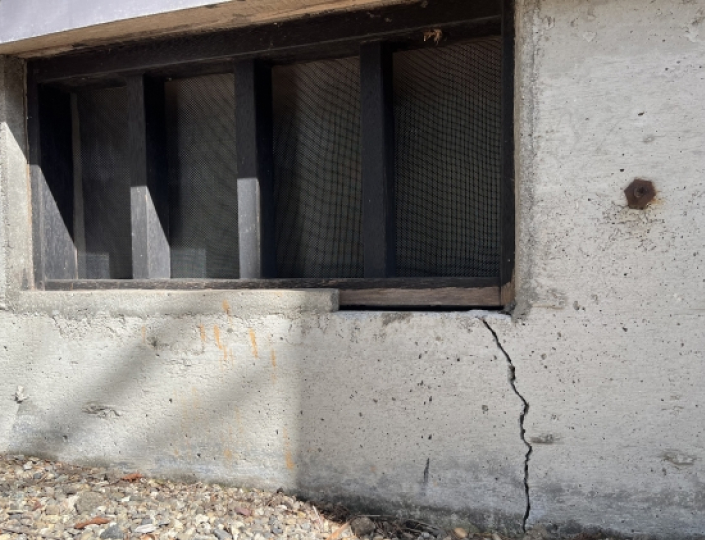 外壁にひびが入っている様子