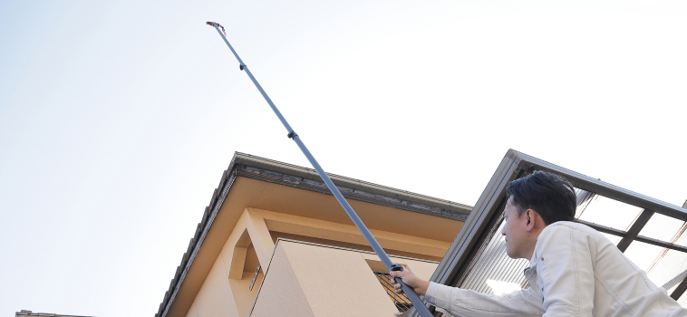 屋根を点検している様子