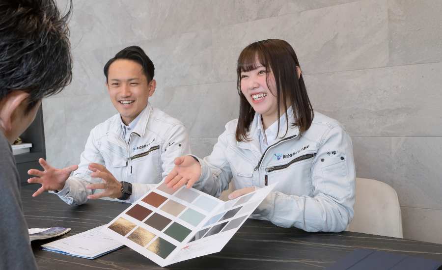 お客様へ資料を見せながら説明する様子のスタッフ