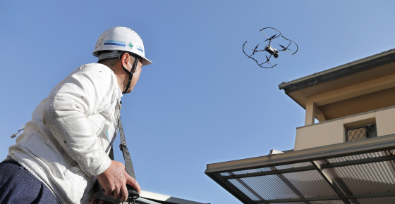 ドローンを使用して点検する様子