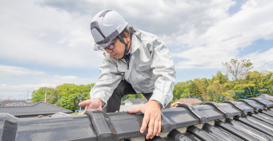 瓦屋根を確認する様子