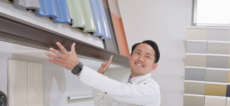 お客様に説明している様子