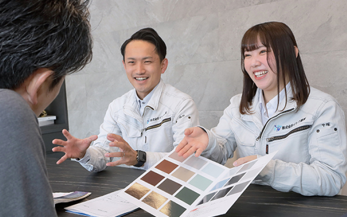 お客様にご説明している様子