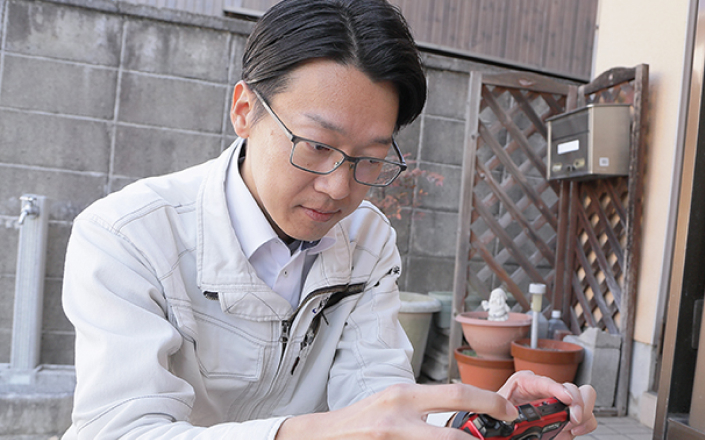 点検した結果を写真に残している様子