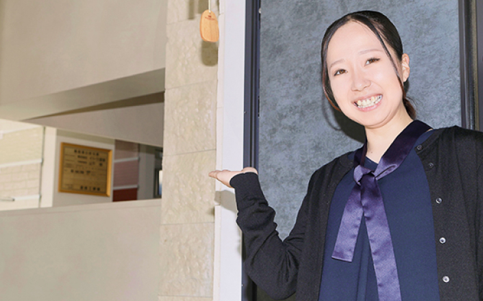 事務所をご案内している様子