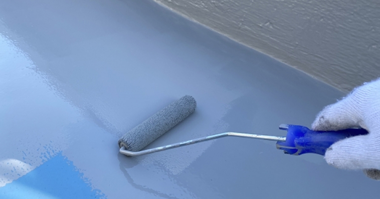 ベランダの床を防水工事している様子