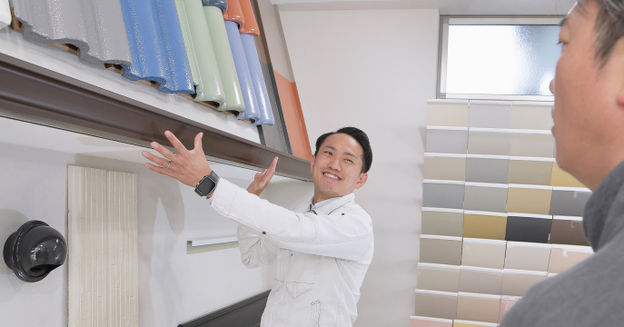 塗料についてお客様と相談している様子