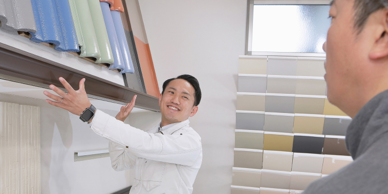 お客様に塗料の色を説明している様子