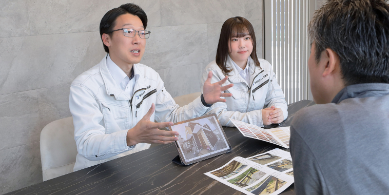 お客様とカラーシミュレーションをしている様子