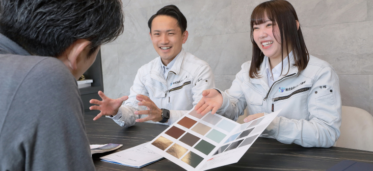 使用する塗料をお客様と相談している様子