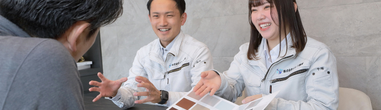 塗料についてお客様に説明している様子