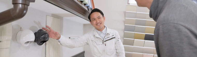 塗料についてお客様と確認している様子