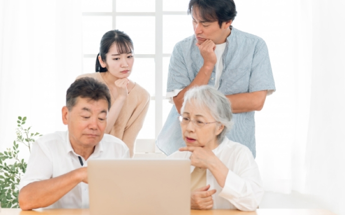 4人家族が話し合っている様子