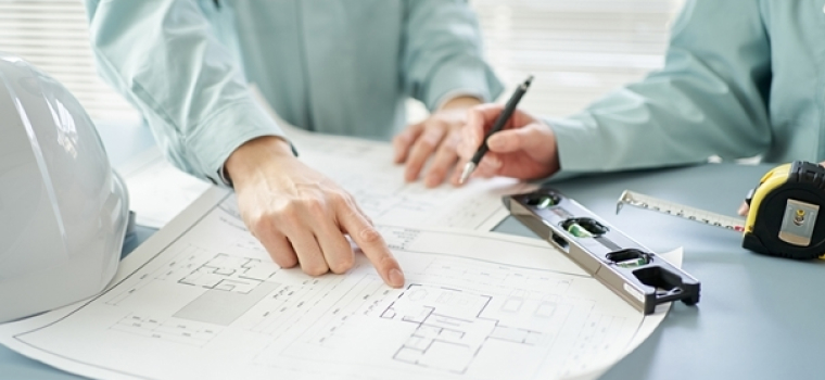 設計書を指差している手元