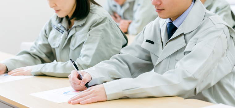 勉強会に参加しているスタッフ