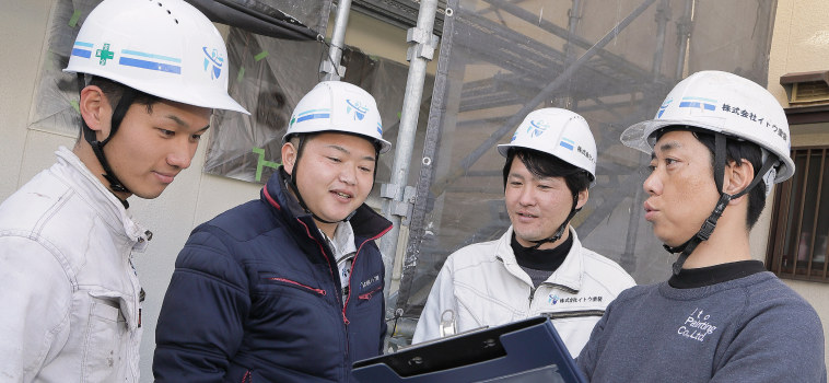 現場で打ち合わせ中のスタッフ