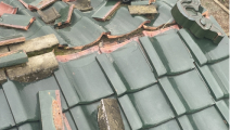 バラバラになった瓦屋根