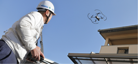 ドローン調査中のスタッフ