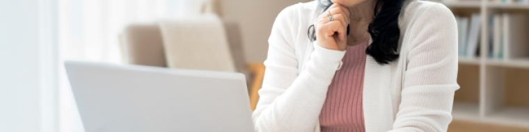 パソコンを見ている女性