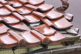 ズレている瓦屋根