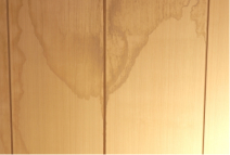 雨漏りのシミがある壁