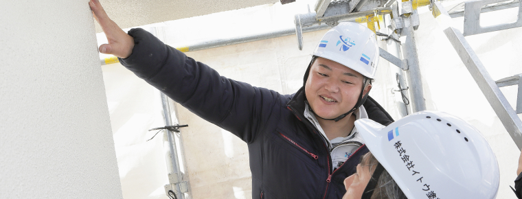 外壁の状態をお客様に説明する様子