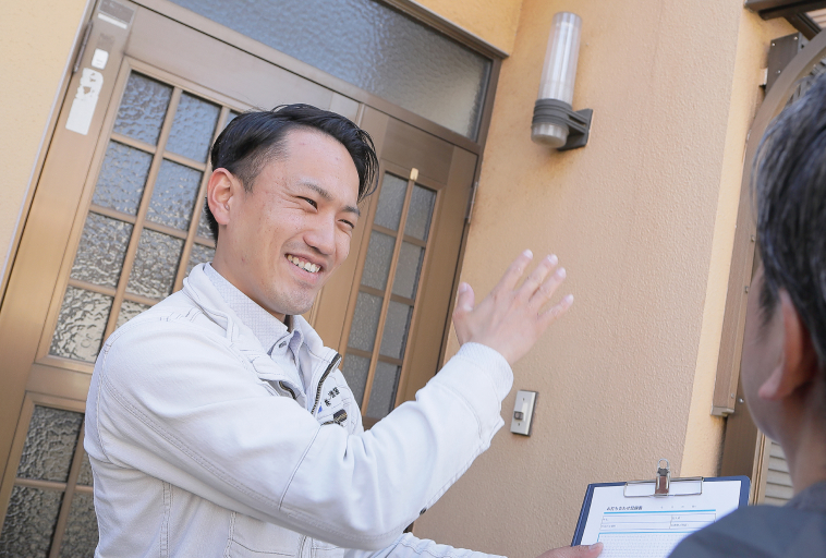 点検結果をお客様に説明している様子
