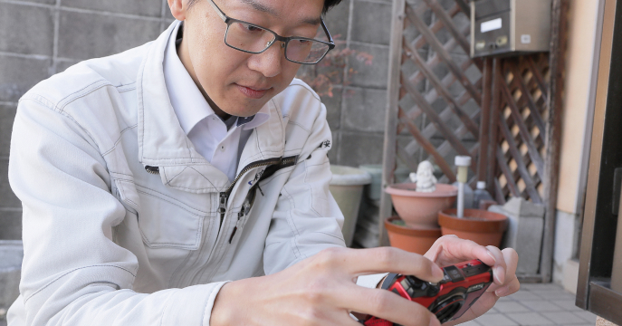 カメラで撮影しているスタッフ