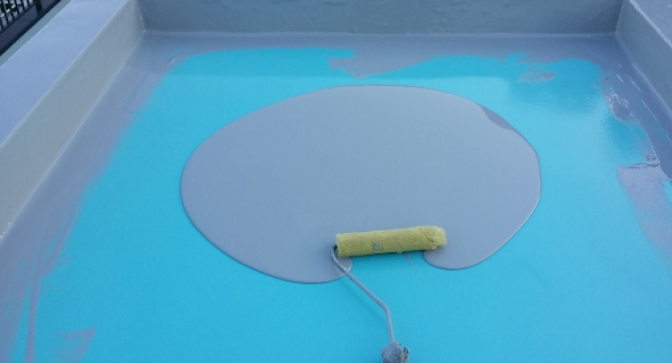 防水工事の施工中