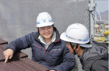 屋根を指差しているスタッフ